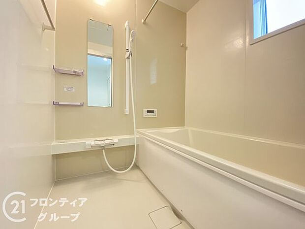 ゆったり入れる1坪サイズのゆとり空間。バリアフリー設計に手すり付きなので、お子様が小さい時も、老後も安心できる浴室です。収納棚も取り外しができ、お手入れ楽々