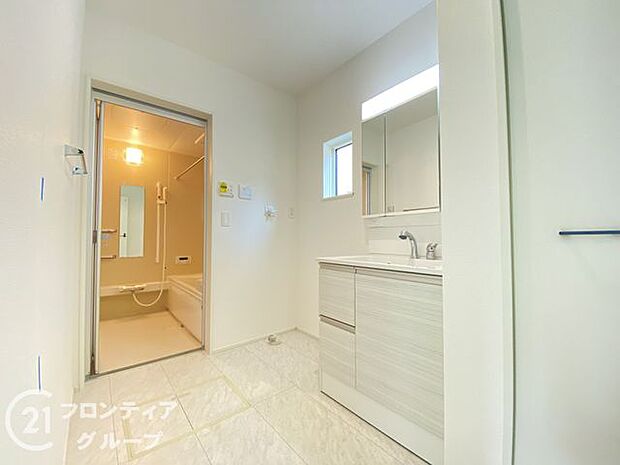 収納たっぷりのキャビネットは、使いやすく清潔感のある洗面室に！