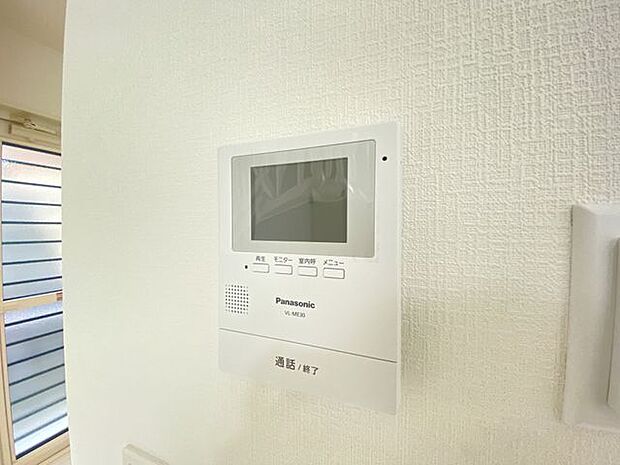 この物件には、安心のTVモニター付きインターホンを完備しています。訪問者の顔を確認できるので、防犯対策もバッチリです！
