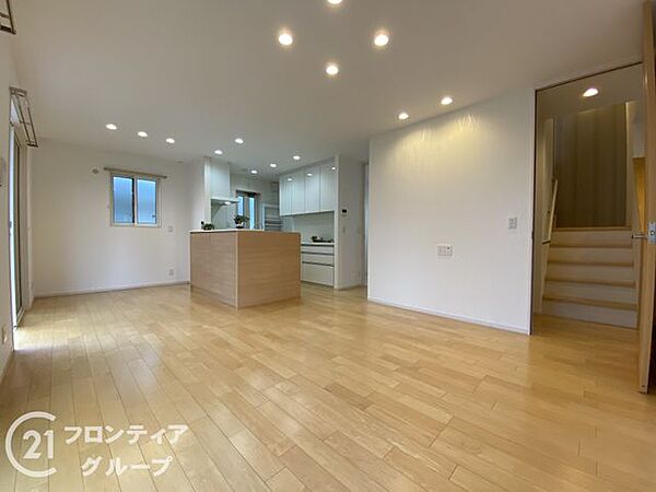 明るい光が差し込む気持ちのよいリビングです