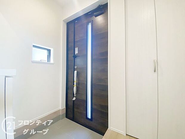 玄関ではタイルを採用しており、お掃除楽々！特にお子さまがたくさんの砂を持って帰ってきても安心ですね！