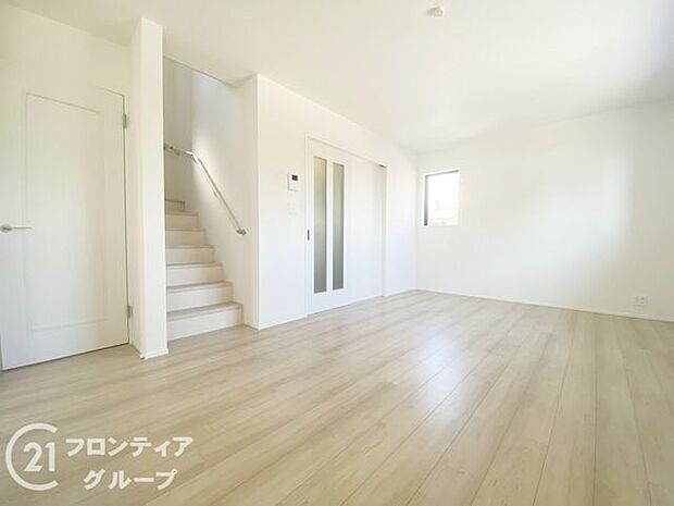 ナチュラルな色合いとはっきりとした木目で、木の温もりを感じながら過ごせる広々としたリビングです。お好きなインテリアでお気に入りの空間を作り出せますね。