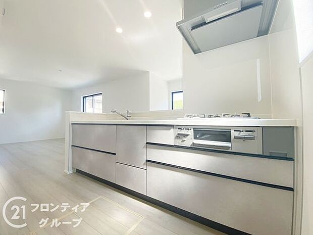 人工大理石カウンタートップ・ガラストップコンロを採用しており、お掃除ラクラク。浄水器付きハンドシャワー水栓など、奥様に嬉しい機能がたくさん！