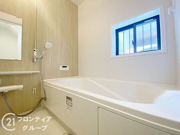 保温効果のある浴槽を採用しており、温かいお湯が長続き！1坪以上の広々とした空間なので、親子入浴や半身浴などに向いた浴室です！