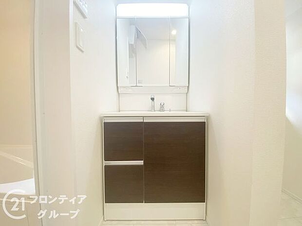 ハンドシャワー付き洗面化粧台。曇り止めヒーター付きミラーの内側にはたっぷりの収納がついており、スタイリング剤や歯ブラシなどもたっぷり収納可能です！