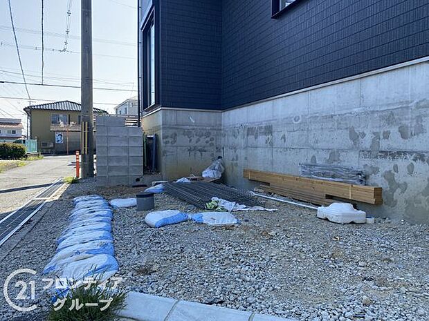 広々としたスペースで車の出し入れがスムーズに行えます。