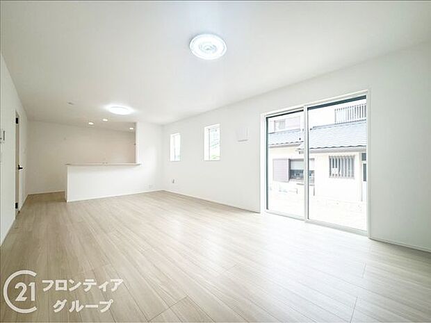 LDKには大きな窓からたくさんの光が入り、明るく、開放的な空間を演出してくれます。お友達が遊びに来た時も自慢のリビングになりますね！