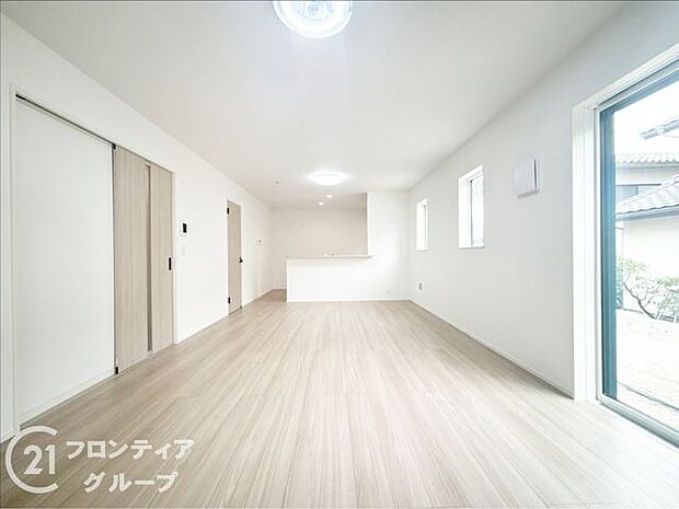 シンプルで美しいデザインのリビングは、お好みのインテリアにコーディネイトしやすく、家族がやすらぐ癒しの空間が作れますね。