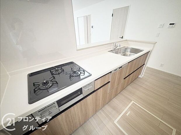 過熱防止センサー付きガスレンジを採用しており、自動で火が止まるから安心！人造大理石ワークトップやキッチンパネル、浄水器一体化水栓など、奥様に嬉しい設備！