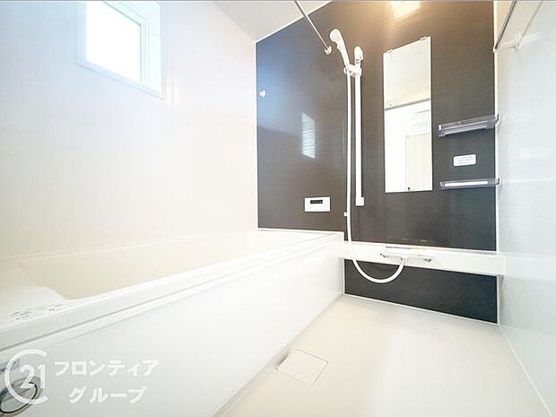 ゆったり入れる1坪サイズのゆとり空間。バリアフリー設計に手すり付きなので、お子様が小さい時も、老後も安心できる浴室です。収納棚も取り外しができ、お手入れ楽々