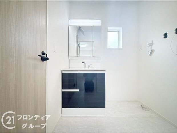 収納たっぷりのキャビネットは、使いやすく清潔感のある洗面室に！