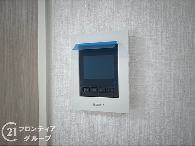 ハンズフリー機能を備えたカラーモニターインターホンを採用！お料理中などで手が塞がっていても便利に応答可能です！夜間の映像確認機能もついていて、安心ですね！