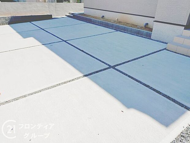 広々としたスペースで車の出し入れがスムーズに行えます。