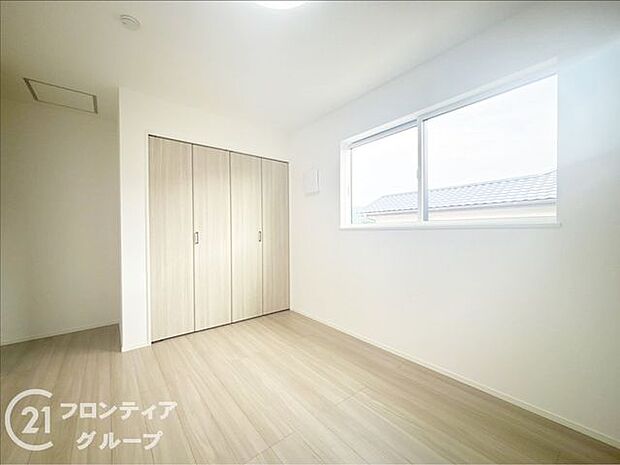 こちらのお部屋はバルコニーに面しており、日当たり、通風ともに良好です！お布団などもサッと干せて便利ですね