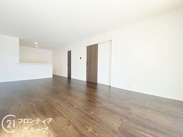 LDKには大きな窓からたくさんの光が入り、明るく、開放的な空間を演出してくれます。お友達が遊びに来た時も自慢のリビングになりますね！