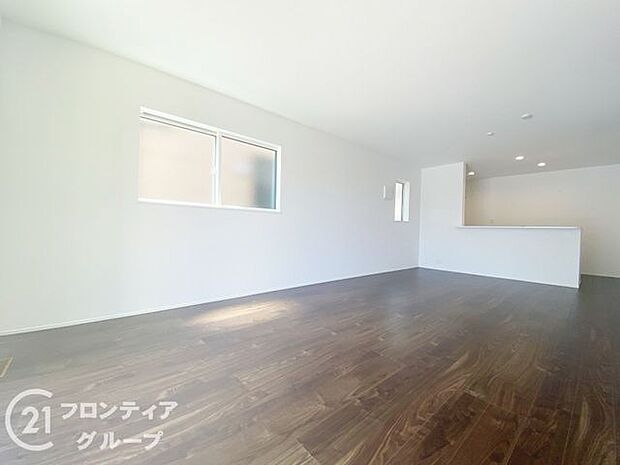 シンプルで美しいデザインのリビングは、お好みのインテリアにコーディネイトしやすく、家族がやすらぐ癒しの空間が作れますね。