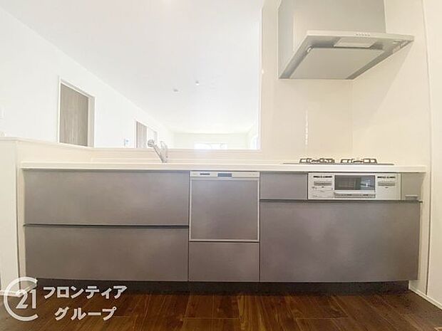 過熱防止センサー付きガスレンジを採用しており、自動で火が止まるから安心！人造大理石ワークトップやキッチンパネル、浄水器一体化水栓など、奥様に嬉しい設備！