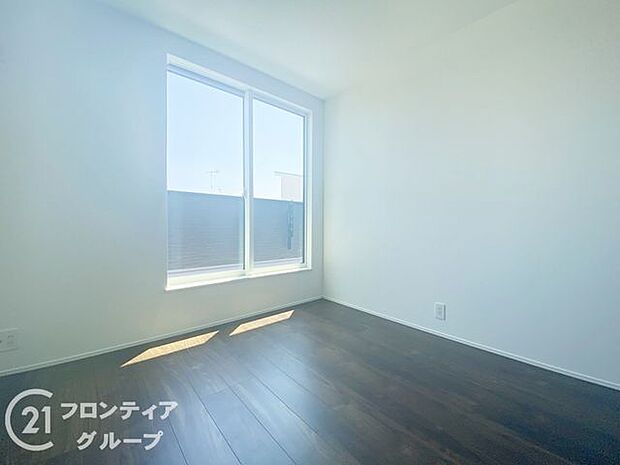 こちらのお部屋はバルコニーに面しており、日当たり、通風ともに良好です！お布団などもサッと干せて便利ですね