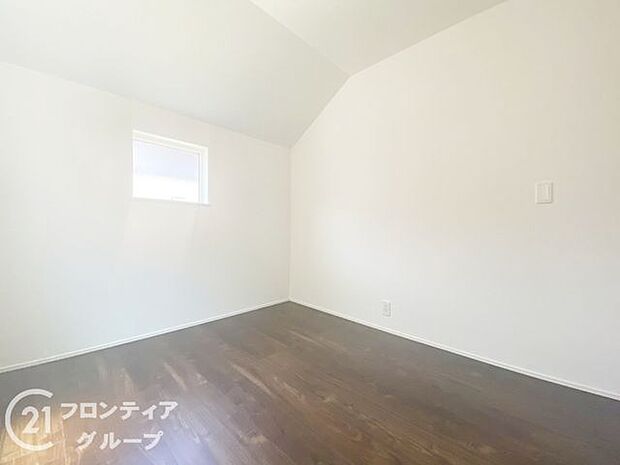 子ども部屋や寝室に用途多彩な明るい洋室