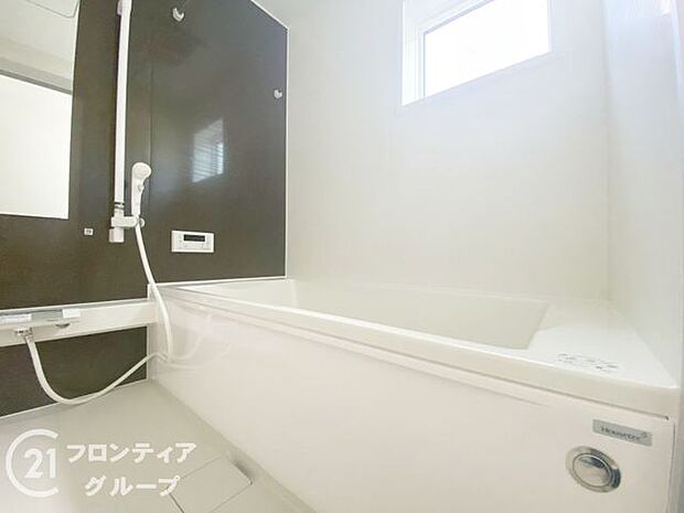 ゆったり入れる1坪サイズのゆとり空間。バリアフリー設計に手すり付きなので、お子様が小さい時も、老後も安心できる浴室です。収納棚も取り外しができ、お手入れ楽々