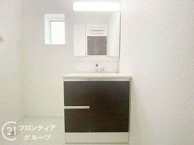 収納たっぷりのキャビネットは、使いやすく清潔感のある洗面室に！