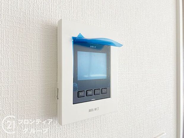 ハンズフリー機能を備えたカラーモニターインターホンを採用！お料理中などで手が塞がっていても便利に応答可能です！夜間の映像確認機能もついていて、安心ですね！