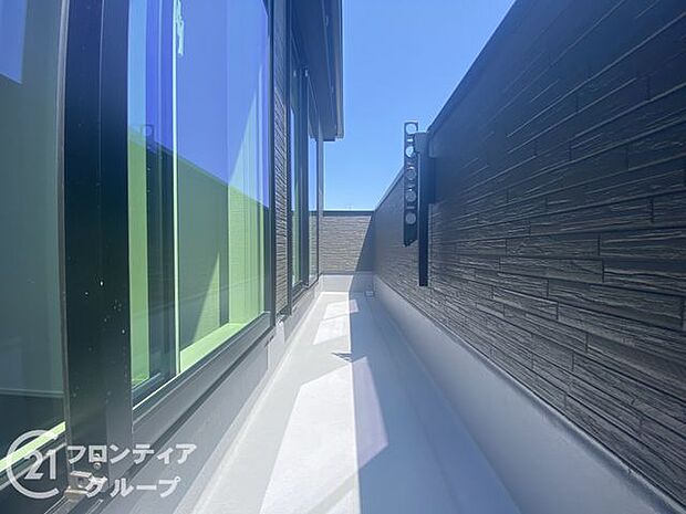 日当たりの良いバルコニーは、お洗濯が多いときも安心！たくさん干してもカラっと乾きそうです！