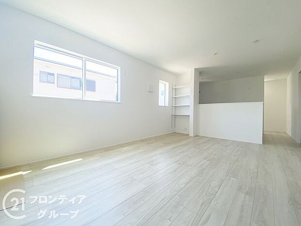 LDKには大きな窓からたくさんの光が入り、明るく、開放的な空間を演出してくれます。お友達が遊びに来た時も自慢のリビングになりますね!