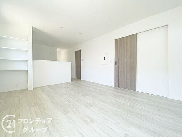 シンプルで美しいデザインのリビングは、お好みのインテリアにコーディネイトしやすく、家族がやすらぐ癒しの空間が作れますね。