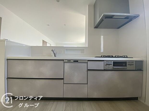 過熱防止センサー付きガスレンジを採用しており、自動で火が止まるから安心!人造大理石ワークトップやキッチンパネル、浄水器一体化水栓など、奥様に嬉しい設備!