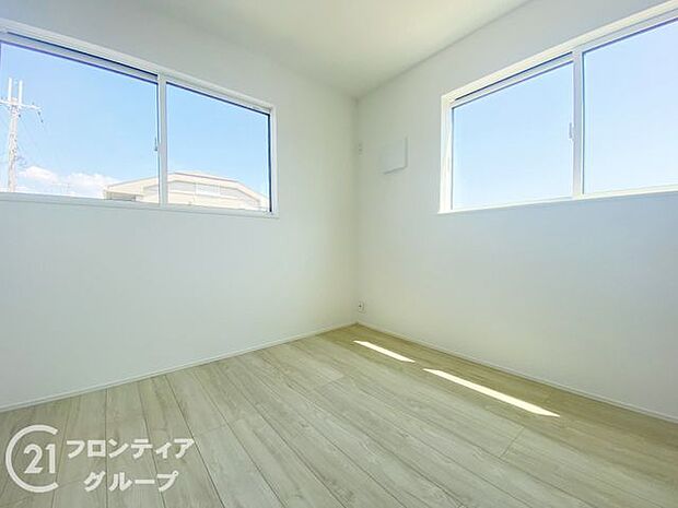 2面採光の明るい洋室です