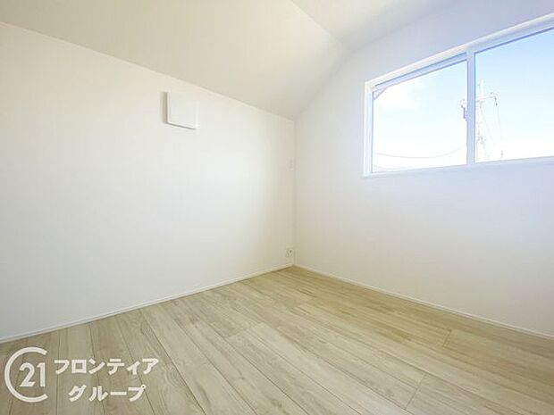 子ども部屋や寝室に用途多彩な明るい洋室