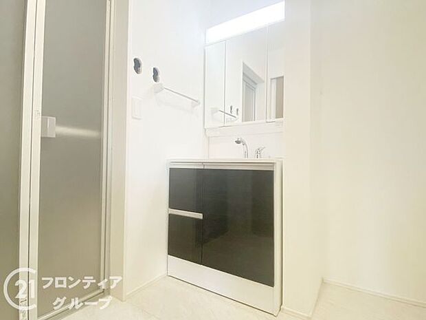 収納たっぷりのキャビネットは、使いやすく清潔感のある洗面室に!