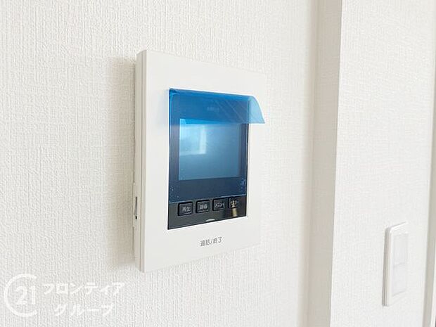 ハンズフリー機能を備えたカラーモニターインターホンを採用!お料理中などで手が塞がっていても便利に応答可能です!夜間の映像確認機能もついていて、安心ですね!