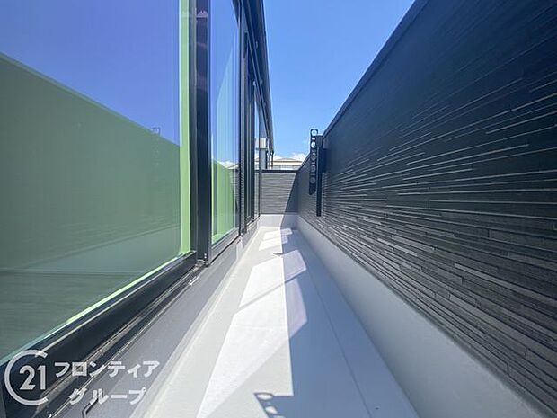 日当たりの良いバルコニーは、お洗濯が多いときも安心!たくさん干してもカラっと乾きそうです!