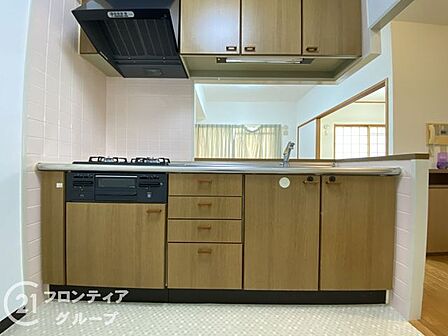 利便性の高いシステムキッチン。対面式キッチンなので家族とコミュニケーションを取りやすいです