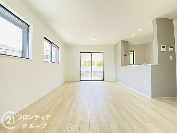 ナチュラルな色合いとはっきりとした木目で、木の温もりを感じながら過ごせる広々としたリビングです。お好きなインテリアでお気に入りの空間を作り出せますね。