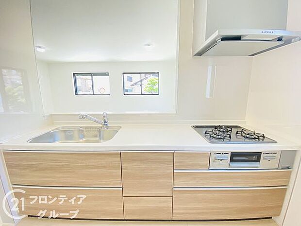 人工大理石カウンタートップ・ガラストップコンロを採用しており、お掃除ラクラク。浄水器付きハンドシャワー水栓など、奥様に嬉しい機能がたくさん!