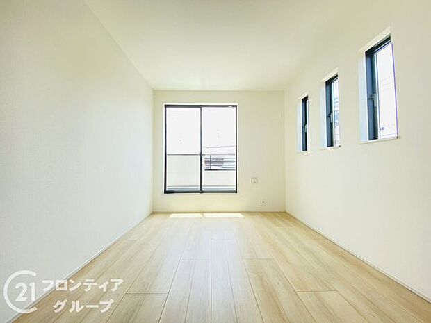 フローリング材には、木目や色調など木材特有の風合いがあり、ナチュラルな美しさで、日々の生活に温もりを与えてくれます。