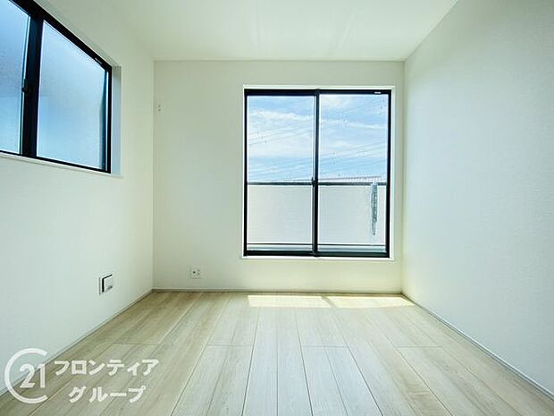 フローリング材には、木目や色調など木材特有の風合いがあり、ナチュラルな美しさで、日々の生活に温もりを与えてくれます。