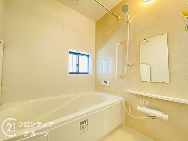 保温効果のある浴槽を採用しており、温かいお湯が長続き!1坪以上の広々とした空間なので、親子入浴や半身浴などに向いた浴室です!