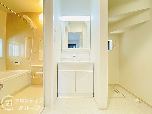 ハンドシャワー付き洗面化粧台。曇り止めヒーター付きミラーの内側にはたっぷりの収納がついており、スタイリング剤や歯ブラシなどもたっぷり収納可能です!