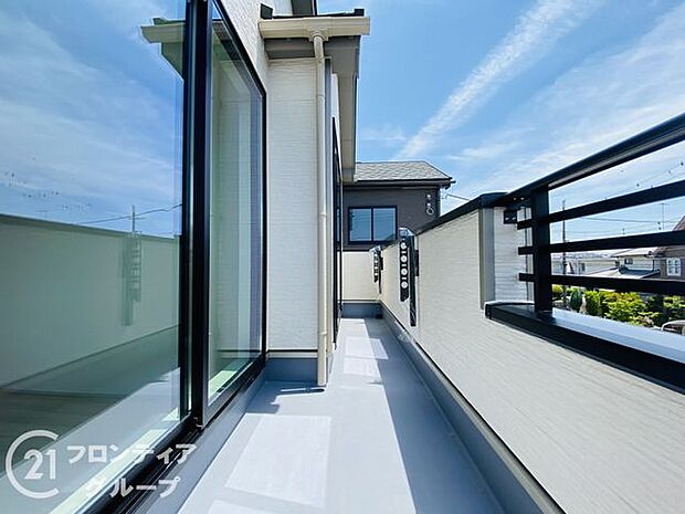 日当たりの良いバルコニーは、お洗濯が多いときも安心。たくさん干してもカラっと乾きそうです!