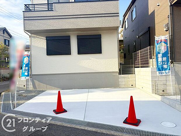 広々とした駐車場で、複数台の車を駐車可能です