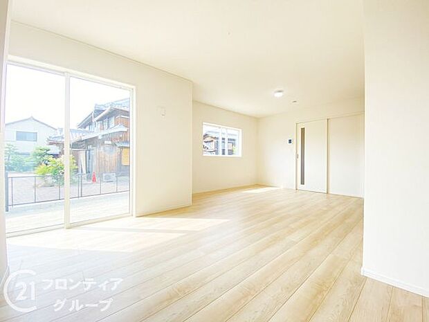 フローリングは、日常生活で床材の受ける様々な傷や、温度・湿度変化によるひび割れの発生を大幅に抑える特殊加工を施工済みです!