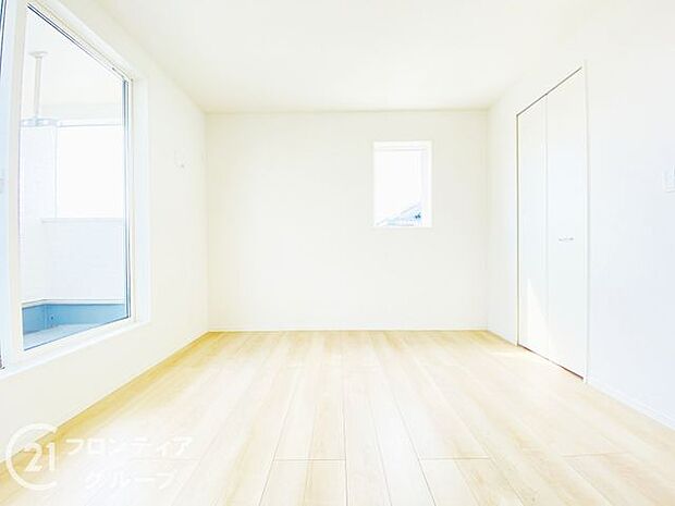 こちらのお部屋はバルコニーに面しており、日当たり、通風ともに良好です!