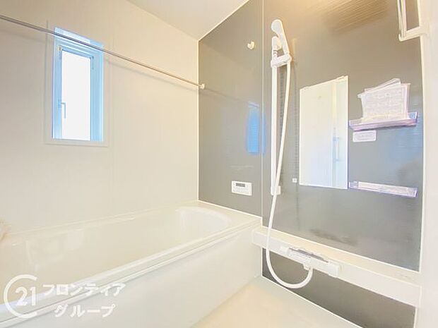 1坪以上の広々とした浴室には隠れた嬉しい設備がたっぷりついております。お掃除が楽にできたり、節水効果があったりと、バスタイムを快適にお過ごし頂けます!