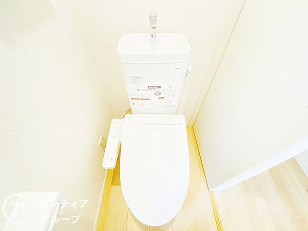 オート開閉のフタなので、手を触れず清潔・快適なトイレです!
