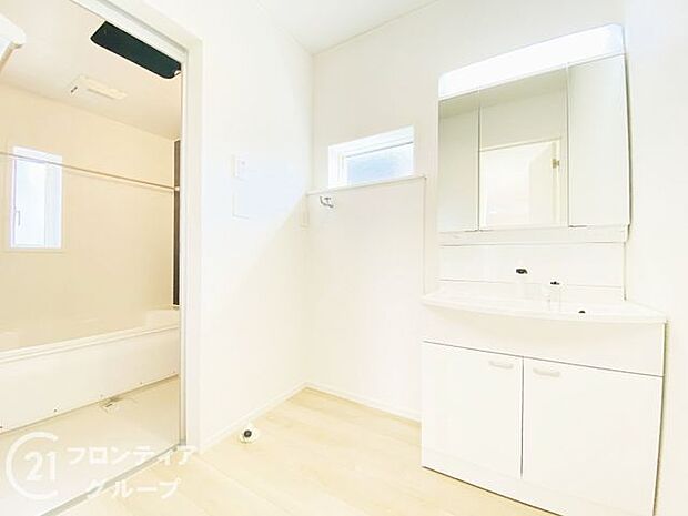 小窓付きの洗面室は、毎朝心地よい光を運んでくれるので、すがすがしい気持ちで1日をスタートできます!