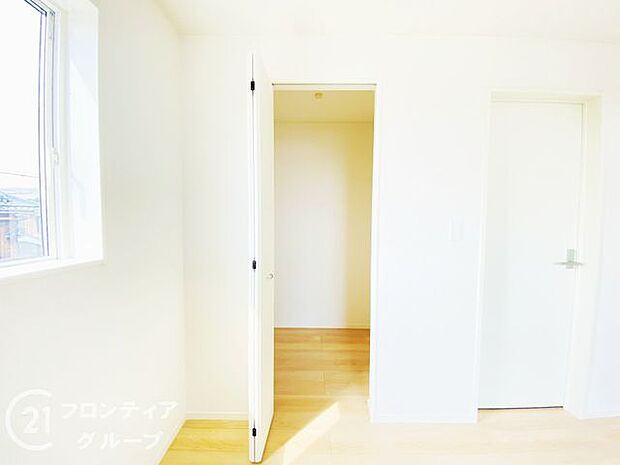 奥行きのあるクローゼットでたっぷり収納できますね